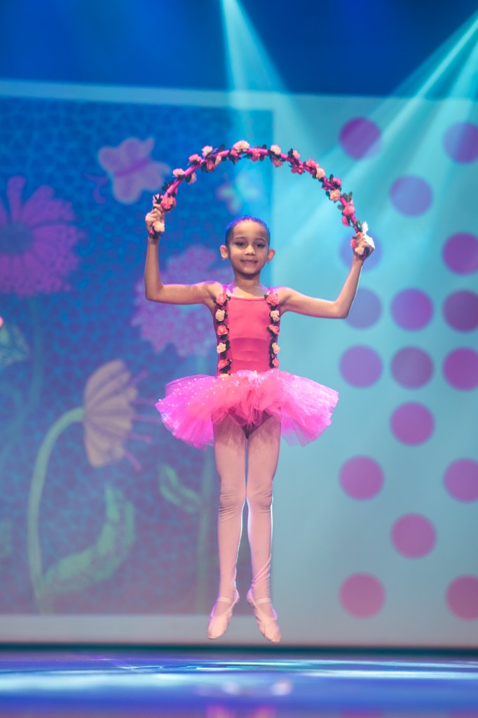 Bailarina em salto com guirlanda de flores